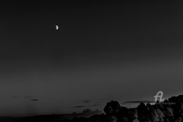 Photography titled "Lune croissante-roc…" by Michel Babkine, Original Artwork, Digital Photography