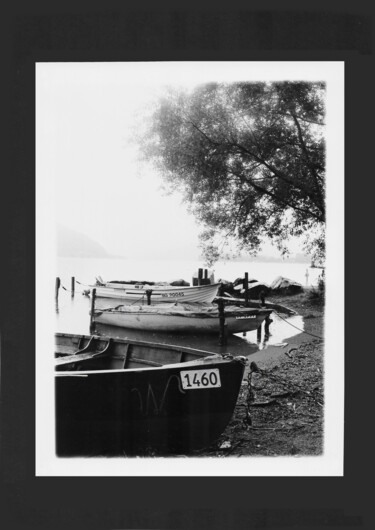 Fotografie mit dem Titel "Barques sur la rive" von Michel Jegerlehner, Original-Kunstwerk, Analog Fotografie