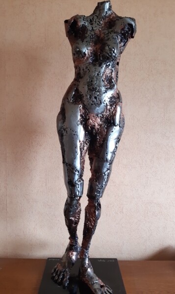 Escultura intitulada "femme marchant 2" por Michel Marzin, Obras de arte originais, Metais