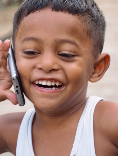 Enfant Phone Photographie intitulée "Enfant Phone" par Michel Paulin, Œuvre d'art originale, Photographie numérique
