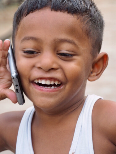 Фотография под названием "Enfant Phone" - Michel Paulin, Подлинное произведение искусства, Цифровая фотография