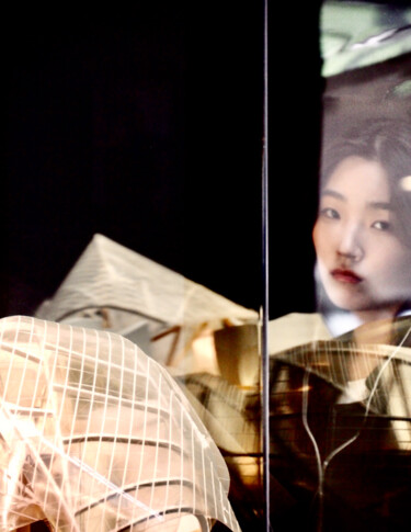 Photographie intitulée "Japonaise et papier" par Michel Paulin, Œuvre d'art originale, Photographie numérique
