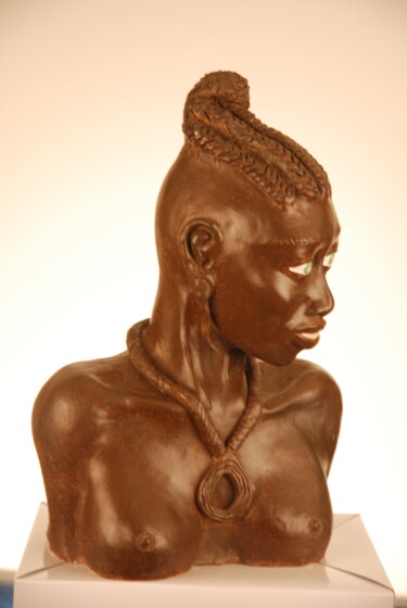 Sculptuur getiteld "BAHIYA , LA TRIBALE" door Michel Rieb, Origineel Kunstwerk, Terra cotta