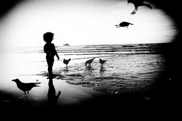 Fotografie getiteld "Crows, child and fi…" door Michel Spingler, Origineel Kunstwerk, Film fotografie