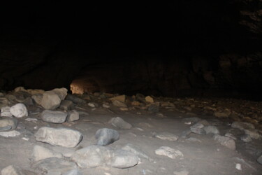 Fotografia zatytułowany „Grotte caillouteuse” autorstwa Michèle Baylet-Brunet, Oryginalna praca, Fotografia cyfrowa