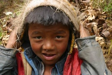Photographie intitulée "Enfant porteur Népal" par Michel Lagarde, Œuvre d'art originale