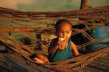 Photographie intitulée "enfant dans le hamac" par Michel Lagarde, Œuvre d'art originale