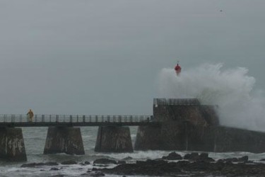 Photographie intitulée "la vague et le pêch…" par Michel Lagarde, Œuvre d'art originale