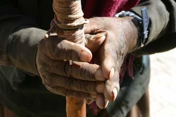Photographie intitulée "main de mendiant" par Michel Lagarde, Œuvre d'art originale