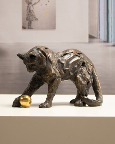Sculpture titled "Feline playing" by Miguel Guía, Original Artwork, Bronze