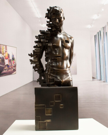 Скульптура под названием "Pixelated young tor…" - Miguel Guía, Подлинное произведение искусства, Бронза