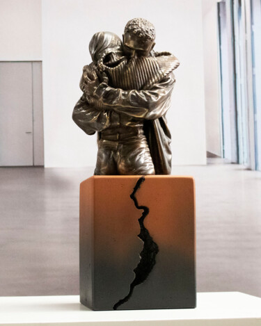 Sculpture titled "Never stop hugging…" by Miguel Guía, Original Artwork, Bronze