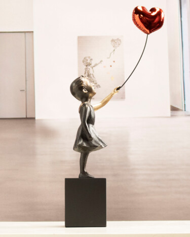 Sculpture intitulée "Girl with red ballo…" par Miguel Guía, Œuvre d'art originale, Bronze