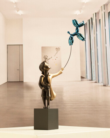 Skulptur mit dem Titel "Child with balloon…" von Miguel Guía, Original-Kunstwerk, Bronze