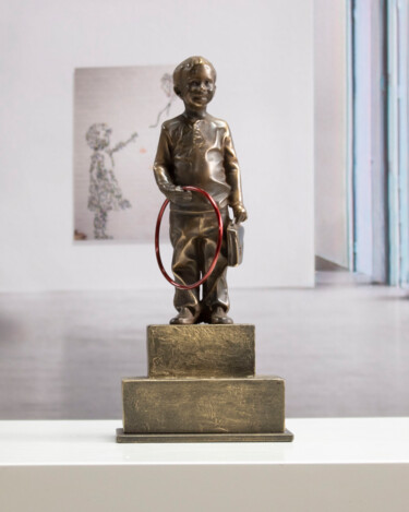 Escultura intitulada "Boy with red hoop" por Miguel Guía, Obras de arte originais, Bronze