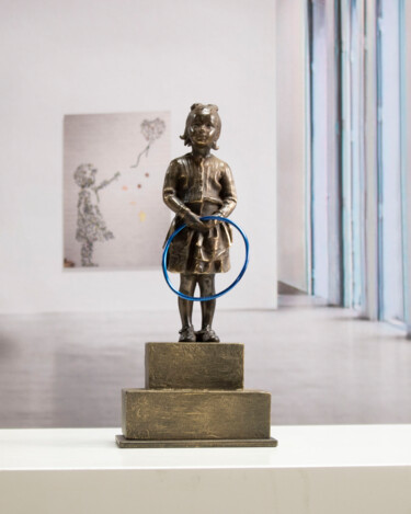 Escultura intitulada "Girl with blue hoop" por Miguel Guía, Obras de arte originais, Bronze