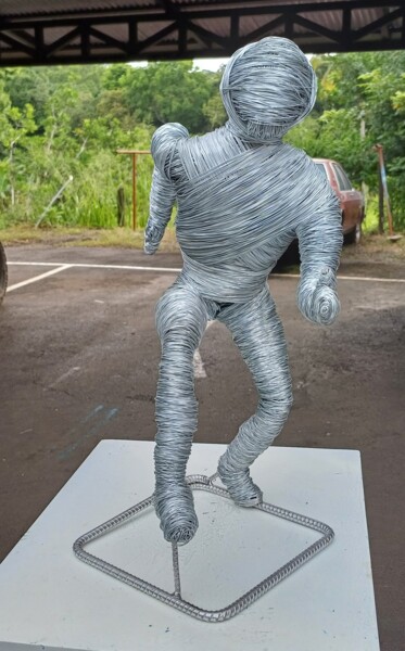 Sculpture intitulée "CORRIENDO POR LA VI…" par Miguel Muñoz, Œuvre d'art originale, Fil de fer