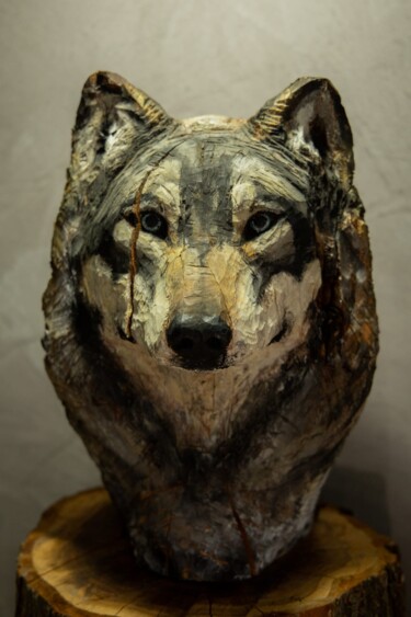 Sculptuur getiteld "Scar wolf" door Mihai Bodnaruc, Origineel Kunstwerk, Hout
