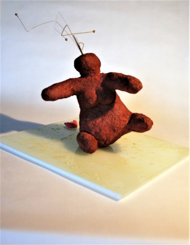 Sculpture titled "Camille n°3-03" by Mike Chanfreut (Mikee), Original Artwork, Paper maché