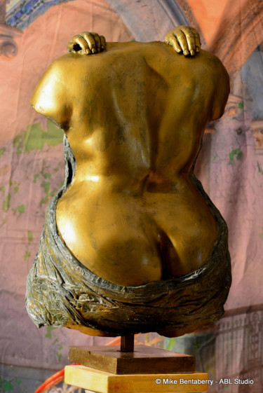Sculpture titled "Sortie de bain" by Mike Bentaberry, Original Artwork, Plaster