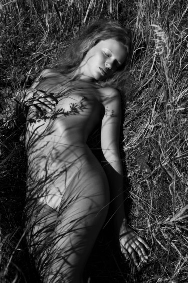 Photographie intitulée "With shadows of her…" par Mikhail Faletkin, Œuvre d'art originale, Photographie numérique