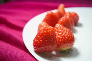 Photographie intitulée "Les fraises pour ma…" par Miler Art, Œuvre d'art originale, Photographie numérique