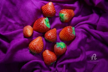 Photographie intitulée "Neuf fraises" par Miler Art, Œuvre d'art originale, Photographie numérique