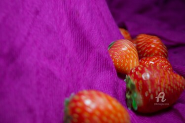 Photographie intitulée "Mes petites fraises" par Miler Art, Œuvre d'art originale, Photographie numérique