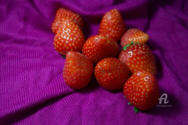 Photographie intitulée "Neuf fraises encore" par Miler Art, Œuvre d'art originale, Photographie numérique