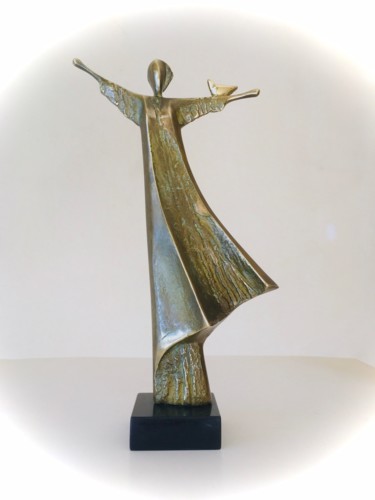 Sculptuur getiteld "Game with bird I" door Milko Dobrev, Origineel Kunstwerk, Bronzen