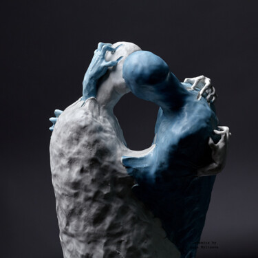 Skulptur mit dem Titel "Cold shades of pass…" von Oly Miltys, Original-Kunstwerk, Keramik