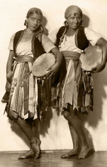 Photographie intitulée ""Gypsy Girls"" par Minassian, Œuvre d'art originale