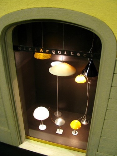 Scultura intitolato "escaparate lámparas…" da Francisco Del Pozo Parés, Opera d'arte originale