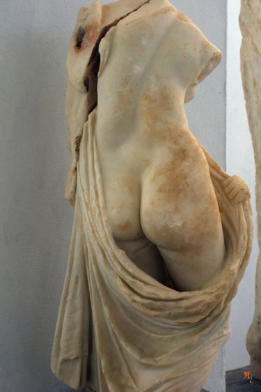 Photographie intitulée "Statue féminine au…" par Miodrag Aubertin, Œuvre d'art originale