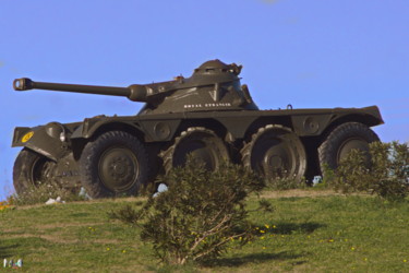 Photographie intitulée "Panhard EBR" par Miodrag Aubertin, Œuvre d'art originale