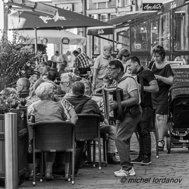 L'accordéoniste Photographie intitulée "L'accordéoniste" par Michel Iordanov, Œuvre d'art originale, Photographie numérique Monté sur Autre…