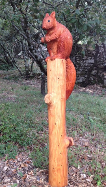 Skulptur mit dem Titel "Ecureuil sur branch…" von Mirèo, Original-Kunstwerk, Holz