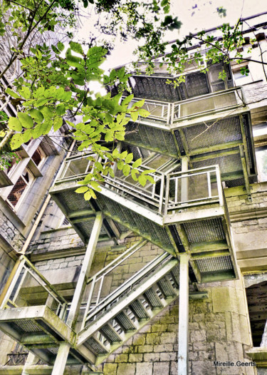 Photographie intitulée "Escalier qui ne ser…" par Mireille Geerts, Œuvre d'art originale