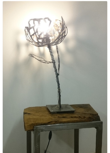 Artisanat intitulée "Lampe bouton de Phy" par Mirinbeaujolais - Mirabelle, Œuvre d'art originale