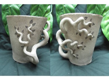 Sculptuur getiteld "Clay cup with leaves" door Miša Cajnko, Origineel Kunstwerk, Klei