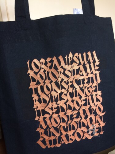 Tote bag peint à la main "Lorem ipsum" Art textile intitulée "Tote bag peint à la…" par Mise En Graphie, Œuvre d'art originale, Acrylique