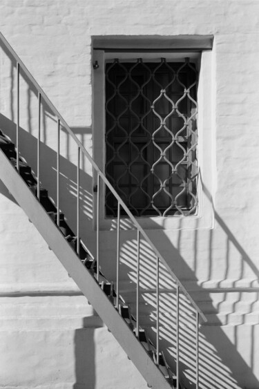 Fotografía titulada "Окно у лестницы" por Mitiai Menshoi, Obra de arte original, Fotografía analógica