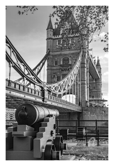 Fotografia intitolato "London Bridge Cannon" da Michaël B. (mkb_9t), Opera d'arte originale, Fotografia digitale
