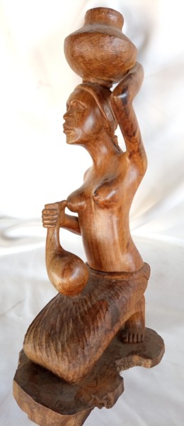 Scultura intitolato "African woman statu…" da Jafeth Moiane, Opera d'arte originale, Legno