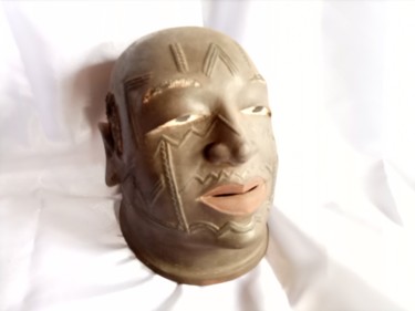 Scultura intitolato "Makonde helmet mask…" da Jafeth Moiane, Opera d'arte originale, Legno