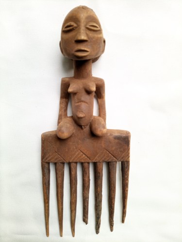 Escultura titulada "African tribal comb…" por Jafeth Moiane, Obra de arte original, Madera