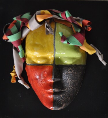 Skulptur mit dem Titel "Masque 2" von Yves Attard, Original-Kunstwerk, Keramik Auf Holzplatte montiert