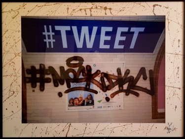 #Tweet ⭐ Réhaussement or 24k Photographie intitulée "#Tweet ⭐ Réhausseme…" par ⭐Mock⭐, Œuvre d'art originale, Photographie argentique Monté sur Autre pan…
