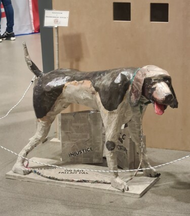 Escultura intitulada "Un chien qui pisse" por Mof, Obras de arte originais, Papel machê