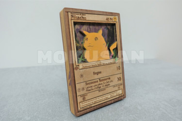 Carte Pokémon en bois massif - Pikachu Gravures & estampes intitulée "Carte Pokémon en bo…" par Mokusan, Œuvre d'art originale, Bois